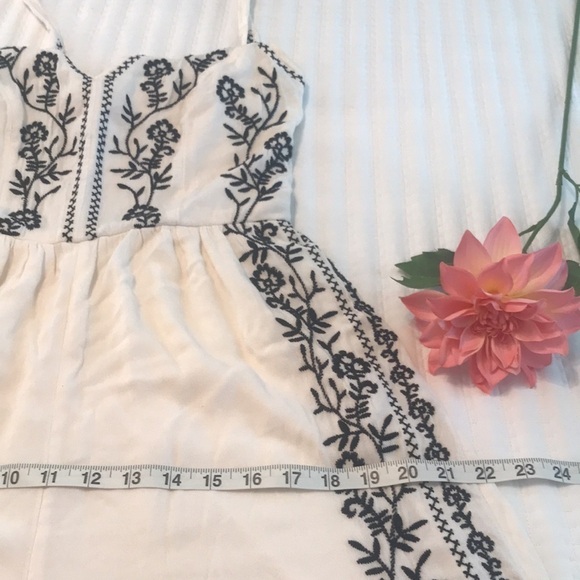 American Eagle Outfitters Halter Neck Embroidered Cropped Jumpsuit Size XS - Picture 10 of 13